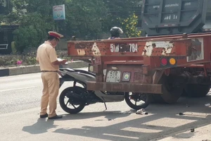 Camera ghi lại cảnh cô gái trẻ chở mẹ đi bệnh viện về gặp nạn tử vong