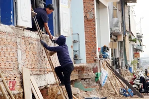 Bình Dương: Người dân bắc thang 2 m để trèo vào nhà do đường đang thi công