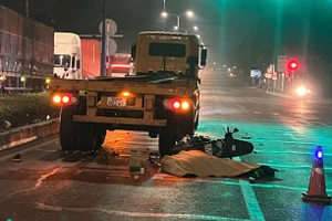 1 công nhân tông vào đuôi xe đầu kéo, nghi do bị truy đuổi