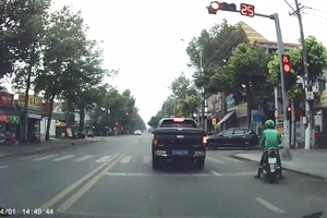 Bình Dương: Tài xế xe của Thanh tra giao thông bị lập biên bản vì vượt đèn đỏ