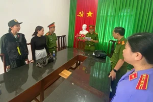 Cán bộ Chi nhánh Văn phòng Đăng ký đất đai huyện Lộc Ninh và 'cò đất' bị bắt