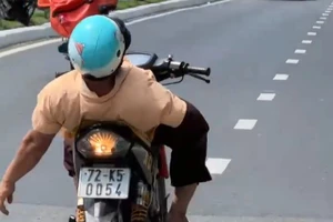 Nam thanh niên cụt tay 'làm xiếc' với xe máy trên đường phố Bình Dương
