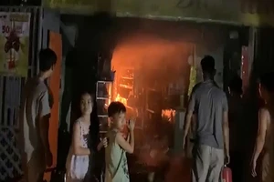 Cửa hàng tạp hóa trong chợ ở Bình Phước bị lửa thiêu rụi
