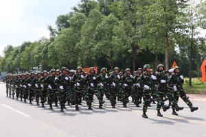 Thượng tướng Nguyễn Văn Nghĩa thăm đoàn diễu binh Trung Quốc, Lào, Campuchia đang ở Bình Dương