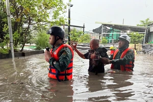 Người dân Bình Dương ‘bơi’ trên đường đi làm sau cơn mưa lớn