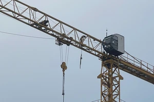 Bình Dương: Người đàn ông không mặc quần áo đi lại trên cần cẩu cao hàng chục mét