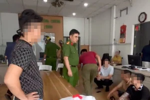 Bình Dương: Công an ập vào văn phòng công chứng tạm giữ một số người liên quan