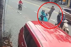 Bình Dương: Dừng ô tô giữa đường rồi đạp ngã nữ xe ôm công nghệ