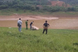 Thi thể người đàn ông dưới sông, 2 tay bị trói bằng dây vải