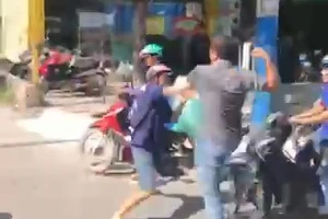 Tài xế xe tải và xe máy lao vào đánh nhau giữa đường gây ùn ứ giao thông