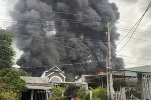 TP.HCM: Một công ty trong khu dân cư đang cháy lớn