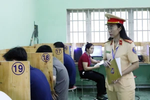 CSGT tăng ca liên tục để tổ chức sát hạch, cấp giấy phép lái xe