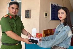 Công an bắt nhanh tên cướp, trả điện thoại cho người dân