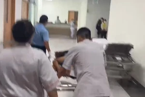 CSGT mở đường đưa nam thanh niên bị thương nặng ở đùi đi cấp cứu