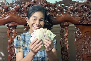 Người dân TP.HCM, Nghệ An hồ hởi đến nhận quà ngày Quốc khánh trong đêm