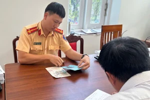 Xe bán tải độ đèn trên nóc gây chói mắt và vượt đèn đỏ ở TP.HCM