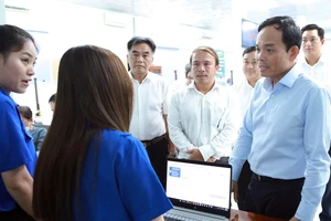 Bí thư TP.HCM Trần Lưu Quang làm việc với phường Bình Dương