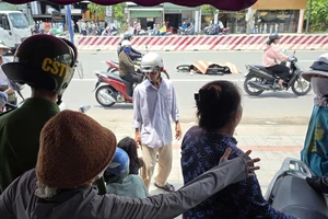 Mẹ và cô giáo chủ nhiệm khóc ngất khi nam sinh lớp 11 tử nạn trên đường đi học về