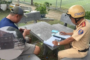 CSGT TP.HCM lập biên bản tài xế xe ben chạy vào làn xe máy, bụi bay mịt mù