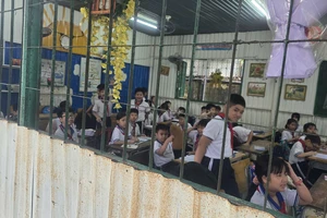 Học sinh phải học trong phòng bằng tôn: Sẽ được xây trường mới