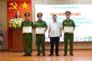 Khen thưởng công an phường truy bắt nhanh kẻ cướp giật ở Làng đại học Quốc gia TP.HCM 