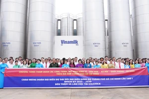 Đại biểu dự Đại hội đại biểu Đảng bộ TP.HCM thăm Nhà máy sữa Vinamilk, Tập đoàn Becamex