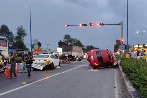 Ô tô con húc văng hàng loạt xe máy và ô tô khác đang dừng chờ đèn đỏ
