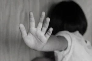 Bé gái 9 tuổi bị mẹ ruột và bạn trai của mẹ bạo hành