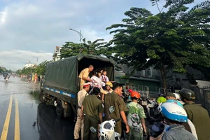 CSGT TP.HCM đưa học sinh và giáo viên qua các điểm nước ngập sâu
