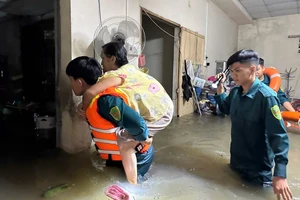 TP.HCM: Trắng đêm hỗ trợ người dân khi triều cường dâng cao