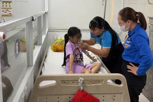 Bắt giam mẹ ruột và người tình vì ép bé gái 9 tuổi nhúng lưỡi vào nước sôi