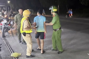 Gặp CSGT, nam thanh niên chạy xe vào nhà dân để né đo nồng độ cồn