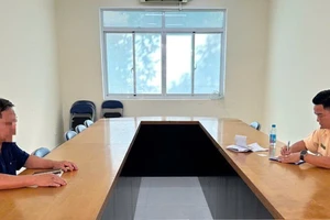 TP.HCM: Tài xế lái ô tô con 'bon bon' đi ngược chiều