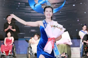 Cô giáo mất chân trái vì tai nạn đã đăng quang Hoa hậu Trăng khuyết