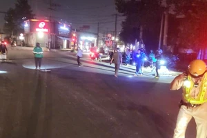 CSGT ở TP.HCM dò tìm, nhặt từng đinh sắt trong đêm