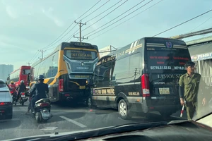 TP.HCM: Tai nạn liên hoàn khiến kẹt xe kéo dài trên quốc lộ 13