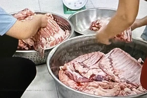 90 kg sườn heo đông lạnh đang tuồn vào bếp ăn bán trú bị phát hiện