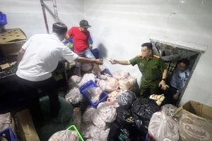 Hơn 700 kg thực phẩm đông lạnh không rõ nguồn gốc chuẩn bị tuồn ra thị trường