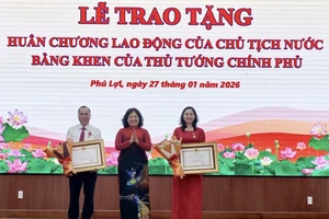 TP.HCM: Hai cán bộ phường Phú Lợi nhận Huân chương Lao động hạng Ba
