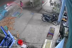 Cứu người mắc kẹt dưới gầm ô tô, người đàn ông bị tài xế taxi hành hung