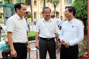 Chủ tịch HĐND TP.HCM cùng các ứng cử viên tiếp xúc cử tri phường Phú An