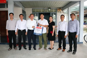 Tri ân các hộ dân góp sức cho công tác bầu cử tại phường Phú An