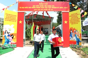 Phường Phú An: Mang thùng phiếu đến tận nhà phục vụ cử tri cao tuổi, bệnh yếu