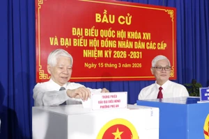 Nguyên Chủ tịch nước Nguyễn Minh Triết dự khai mạc bầu cử tại phường Phú An