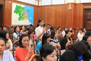 Chủ tịch TP Đà Nẵng đối thoại với chị em phụ nữ 