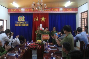 Thưởng nóng lực lượng phá án vụ nhà dân liên tục bị đốt cháy 