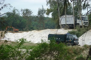 'Tuýt còi' đơn vị khai thác cát trắng vượt thẩm quyền