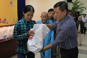 Trao quà tết cho 400 bệnh nhân nghèo miền Trung