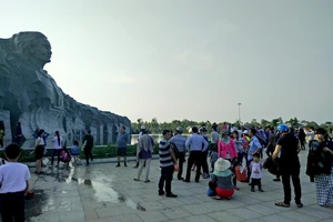 Khách du xuân mê mẩn với những kỷ vật ở tượng đài hơn 400 tỉ đồng