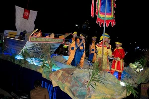 Dân đổ xô xem lễ rước cộ Bà chợ Được